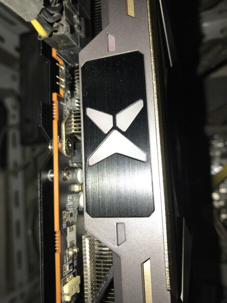 迪兰AMD RX 6600 XT X战将显卡xfx海外三风扇和这个比差多少？