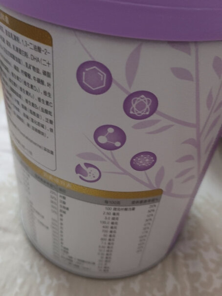 君乐宝 至臻4段儿童配方调制乳粉800克你们买的盖子是紫色的么？瓶身不是光滑的么？
