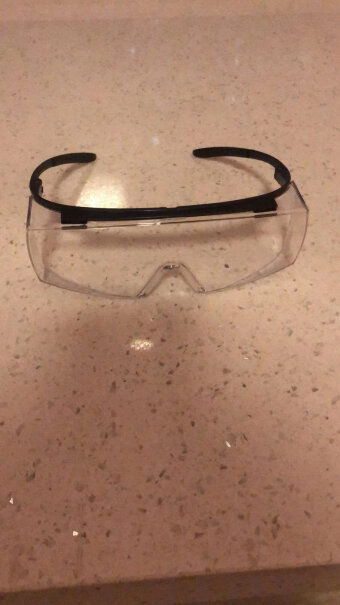 迈纽斯医用护目镜防唾液飞溅透明透气眼镜是软边全封闭的吗？