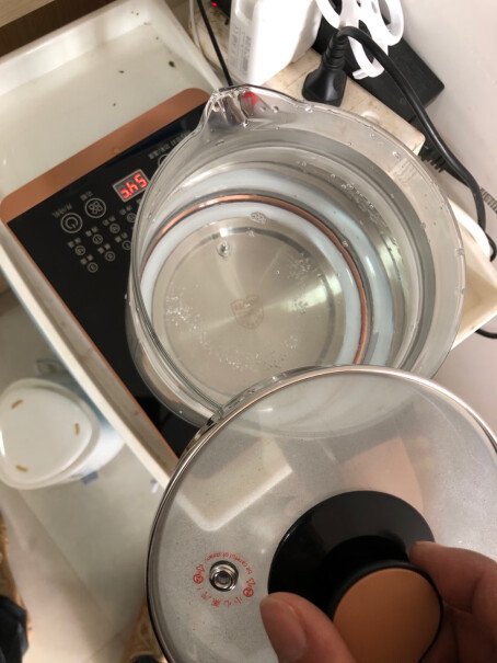 康佳养生壶煮茶器看评论有说盖子上面有塑料胶圈，煮水塑料味道很大，是这样吗？