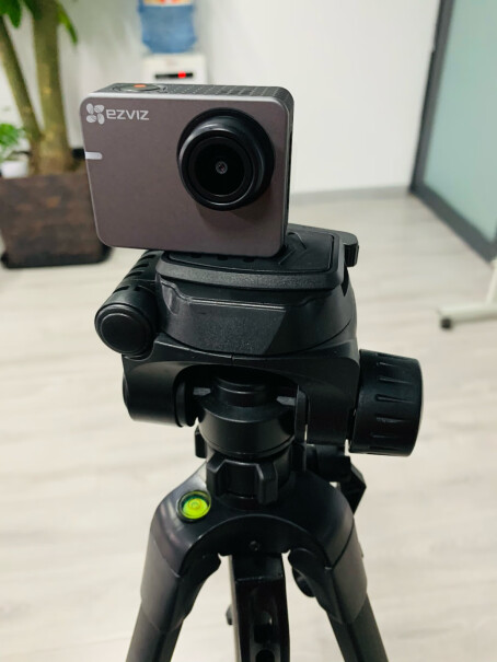 萤石 S3运动相机可以装在身上吗 运动时稳不稳 矫正畸变效果怎么样？
