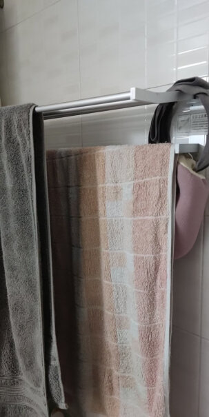 洁比世浴巾架那个胶能粘稳不？那个墙是刮的灰、