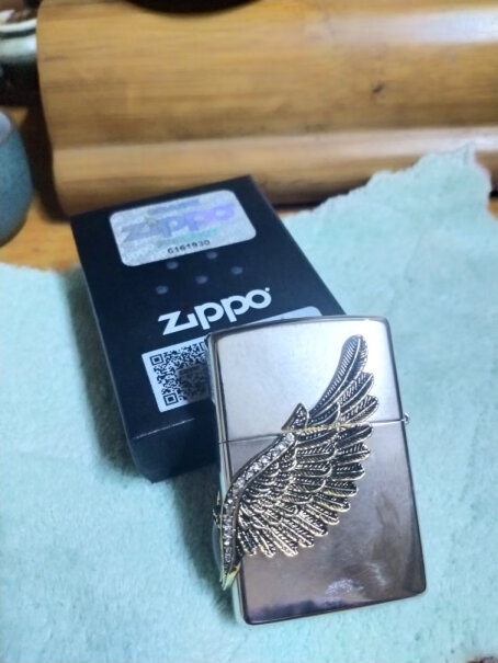 之宝Zippo打火机爱情之翼这个徽章是雕刻出来的还是粘上去的啊？