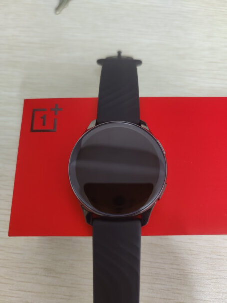 OnePlus 智能户外手表请问一下大家 这款表需不需要贴个膜在上面？