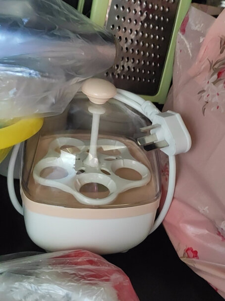 天际TONZE煮蛋器蒸蛋器鸡蛋羹蒸鸡蛋器蒸蛋机蒸饺子蒸馒头配有陶瓷碗吗。塑料会不会臭？