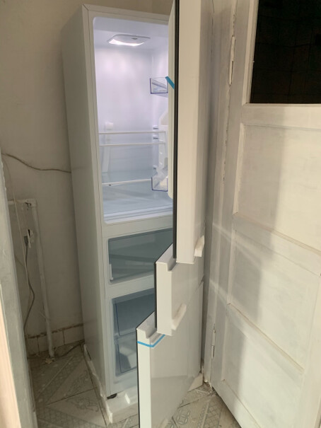 TCL200升三门电冰箱这款冰箱侧面是什么色？