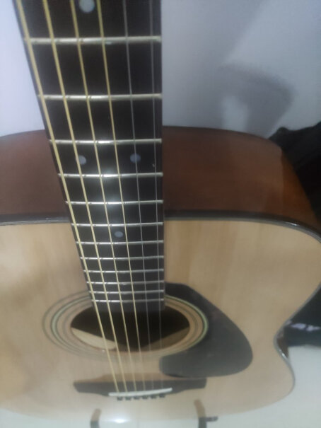 雅马哈F630民谣吉他雅马哈吉他是正品吗，我看问题瑕疵很多的样子，不会是翻新吧，值不值这个价？