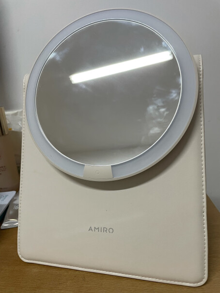 化妆镜梳妆镜AMIRO觅光带灯led补光日光镜面可以旋转调整角度吗？