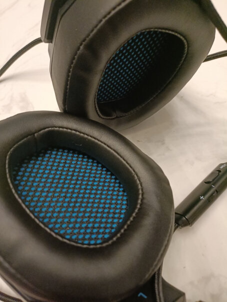 西伯利亚V10电竞游戏耳机头戴式能包住耳朵吗？
