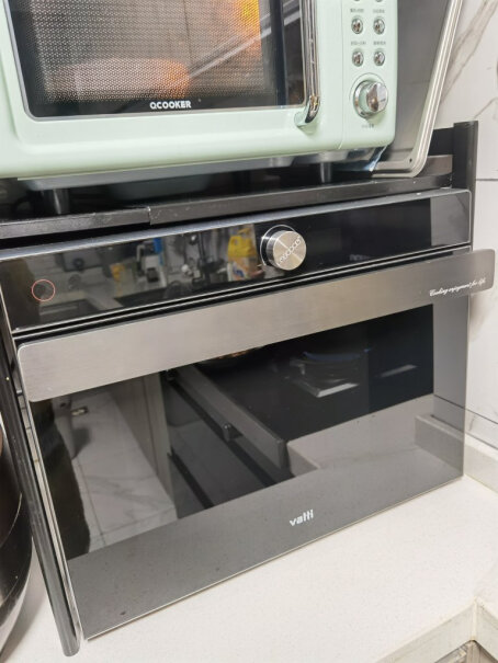 华帝蒸烤箱一体机台式电蒸箱用完之后有很多冷凝水。腔体最下面有一汪水。那个需要每次用掉都擦干么？说明书里还是太简单了。