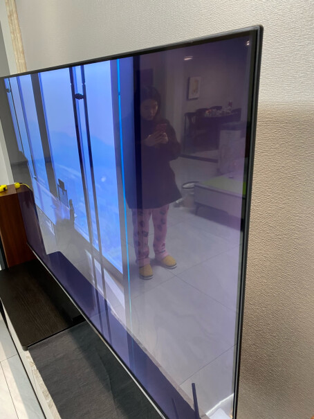 海信电视75E5G75英寸4K超清声控智慧屏这款是硬屏还是软屏？这问题问客服，她也不知道。而已我家客厅旁边是阳台，阳光特别亮，这款会不会清晰点。