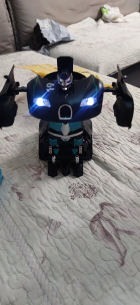 JJR/C变形车遥控汽车机器人男孩儿童玩具车车是什么材质？