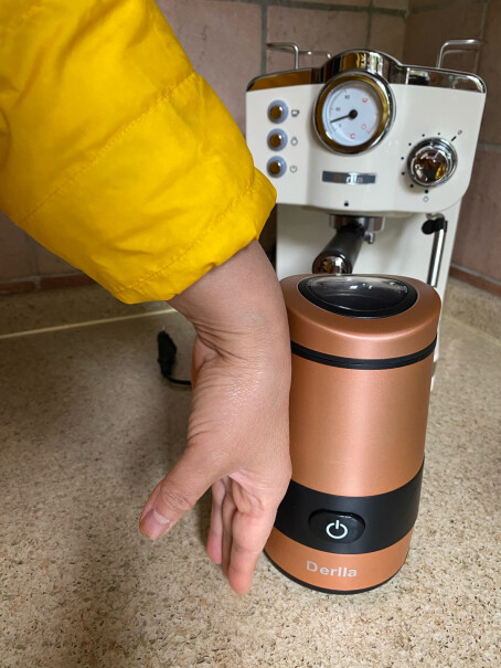 德国Derlla咖啡豆研磨机电动磨豆机咖啡磨粉机超细家用黑色能用水清洗吗？