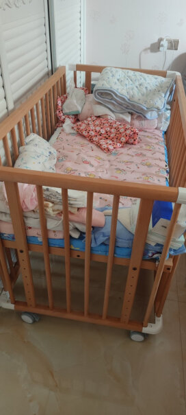 京造京东自有品牌实木婴儿床有没有一岁多的宝宝用这款的？高度够吗？容易爬出去吗？