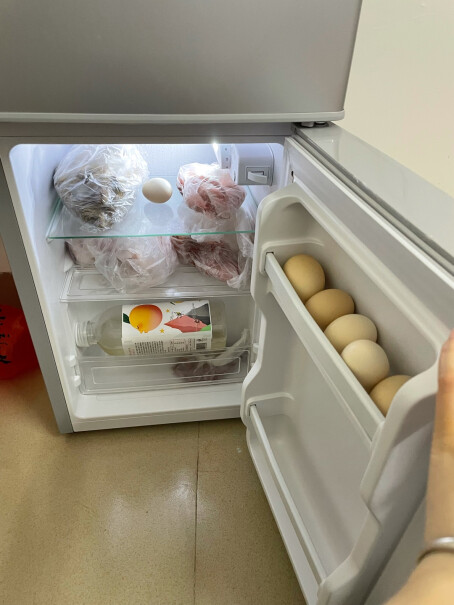 奥克斯家用双门迷你小型冰箱冷藏冷冻保鲜小冰箱会不会冷冻结霜不好拿东西出来？