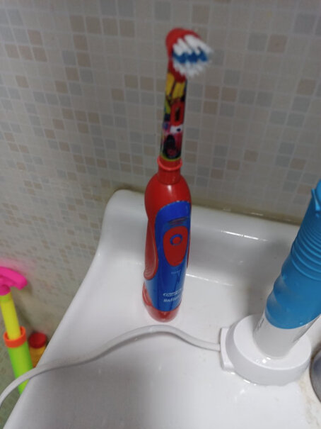 欧乐B儿童电动牙刷头3支装有收到牙刷一点电量都没有.按开关也没有反应的吗.