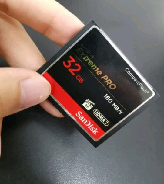 闪迪64GBCF存储卡可是我的尼康 D300为什么识别不到这张卡？放在读卡器里电脑缺可以识别，怎么办？