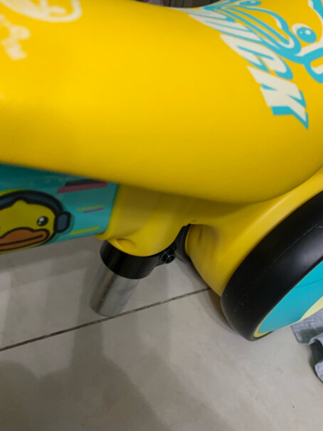 乐的儿童平衡车学步车可坐可滑行防侧翻减震降噪滑步车小黄鸭感觉座子有点儿硬，大家的都一样吗？
