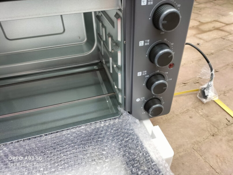 苏泊尔家用多功能电烤箱35升大容量大家买的烤箱旁边有液体留的痕迹吗？漆是花的？
