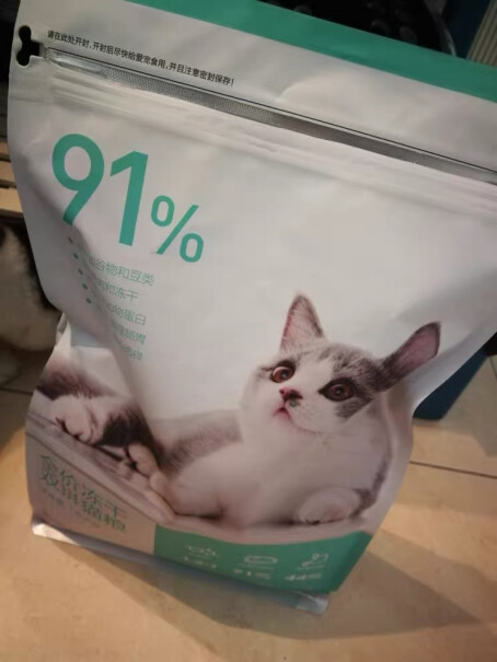 网易严选全价猫粮猫粮表面摸上去是不是有点湿湿软软的感觉，没有其他猫粮硬？