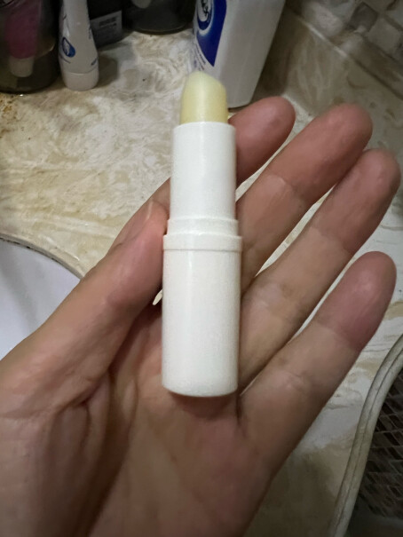 双支曼秀雷敦植萃润唇膏8g小蜜蜂蜜香料这个唇膏是不是变色的？