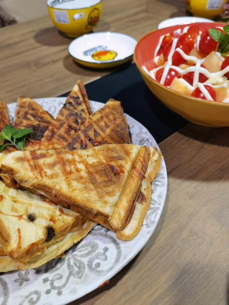 BRUNO日本轻食烹饪机家用早餐机请问外壳是铁的还是塑料的？