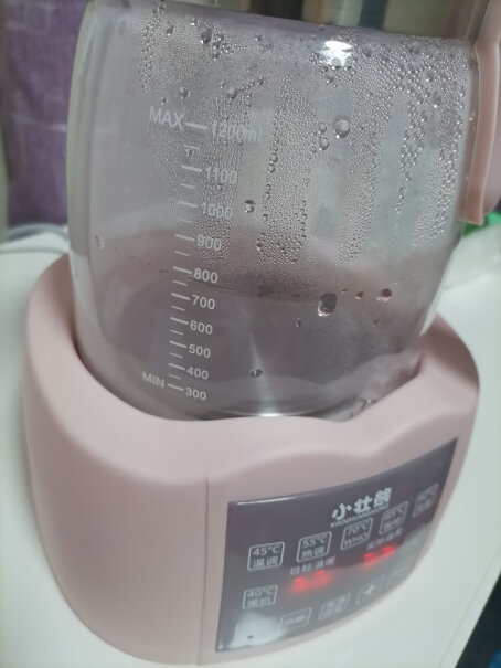小壮熊婴儿恒温调奶器有没有上面装水的壶想倍一个？