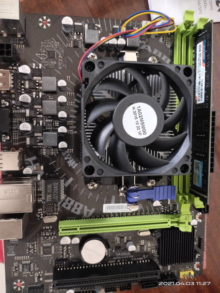 AMD A6-7400K 处理器盒里有带散热吗？