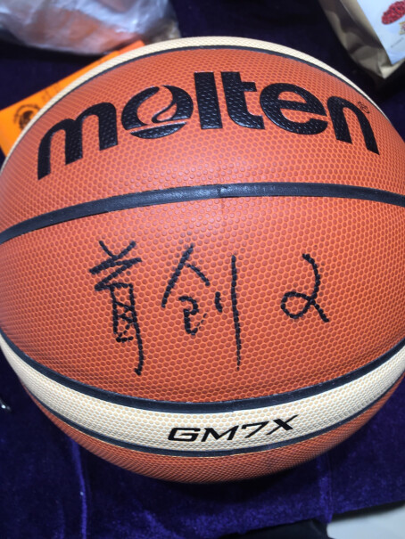 摩腾篮球世界杯复刻款7号PU通用篮球B7G3340-M9C是那种表皮摸起来软软的那种吗？