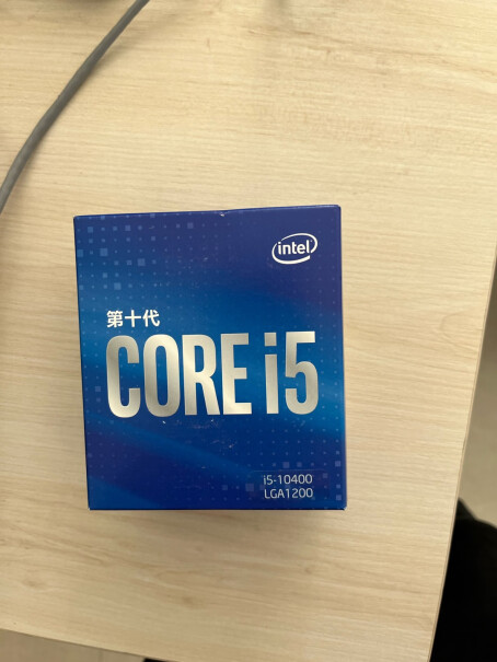 Intel i5-10400 盒装CPU处理器你们买的这个CPU有正长方形压痕吗 我这个怎么有压痕 如果是CPU做出来出厂检测的压痕 那到无所谓 如果是商家测试真假也可以理解， 就怕是没事故意测试超个频玩玩 那就讨厌了 CPU两边被卡扣勒过 有眼？
