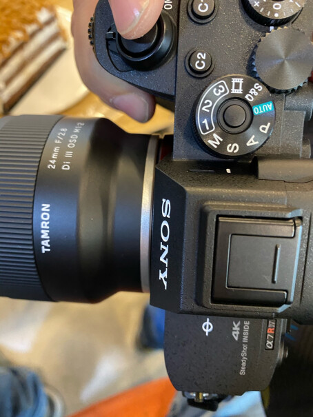 腾龙F051 24mm微距广角定焦镜头这个镜头和适马的16，1.4对比哪个画质好？