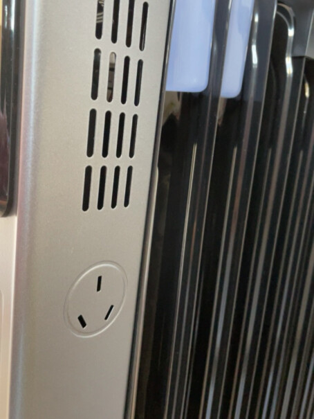 先锋Singfun取暖器电暖器电暖气片家用电热油汀13片全屋速暖低噪节能烘衣加湿DYT-Z2这个一个小时多少度电？