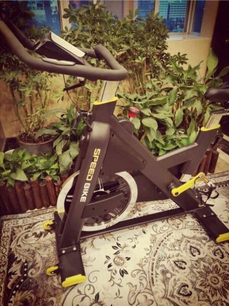 麦瑞克动感单车健身房静音健身车静音家用动感单车运动健身器材飞轮是什么材质？
