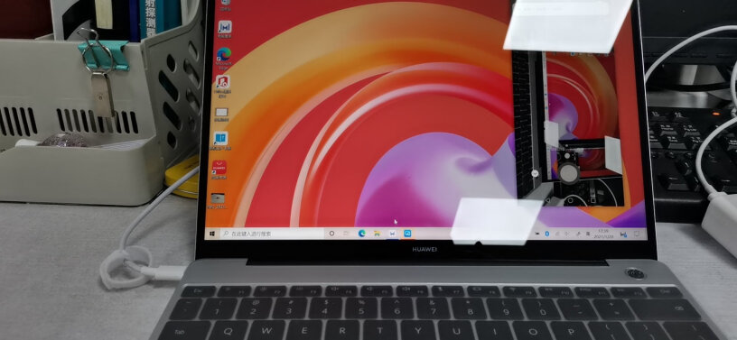 华为笔记本电脑MateBook13可以单手打开吗？