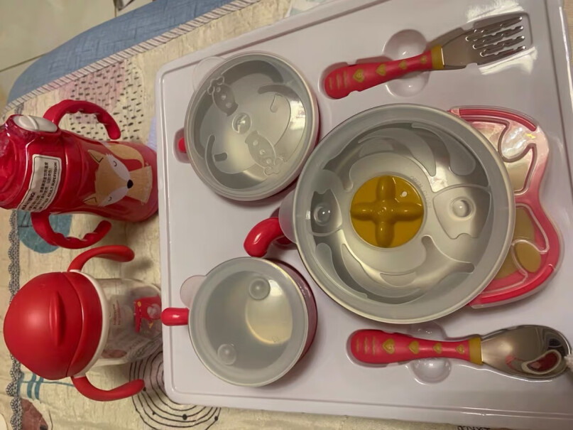 babycare儿童餐具套装不锈钢宝宝礼盒套装注水吸盘碗辅食碗保温水杯婴儿勺七件套礼盒套装7件套两个杯子的容量分别是多少呢？