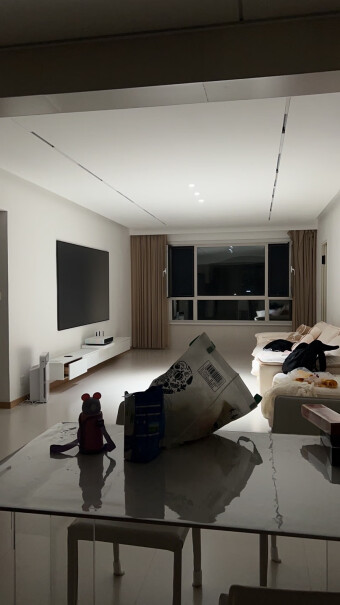 峰米激光电视C2：便携式家庭影院投影仪，幕布可卷起，适合出租房和搬家？