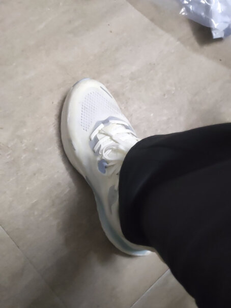 特步男鞋「动力巢」白黑款 42能垫高几厘米？