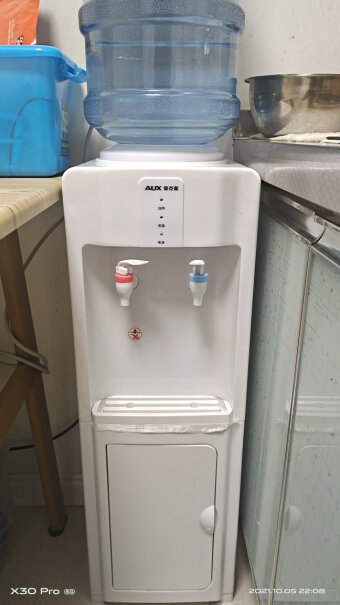 奥克斯AUX饮水机家用迷你小型制热型台式桌面那个桶装水怎么往饮水器上放啊，会不会漏水跑电？