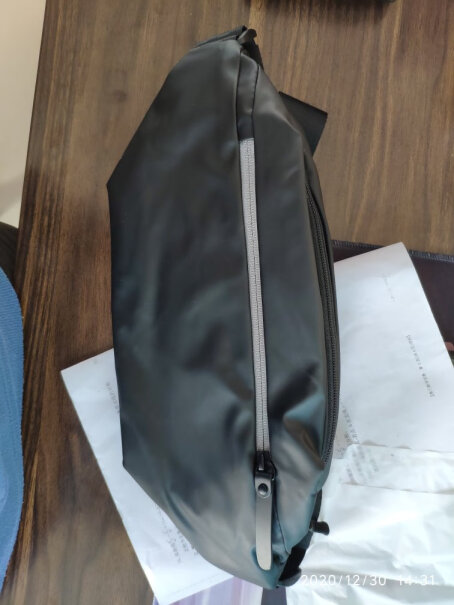 小米多功能运动休闲胸包黑色这个背带能放多长啊？