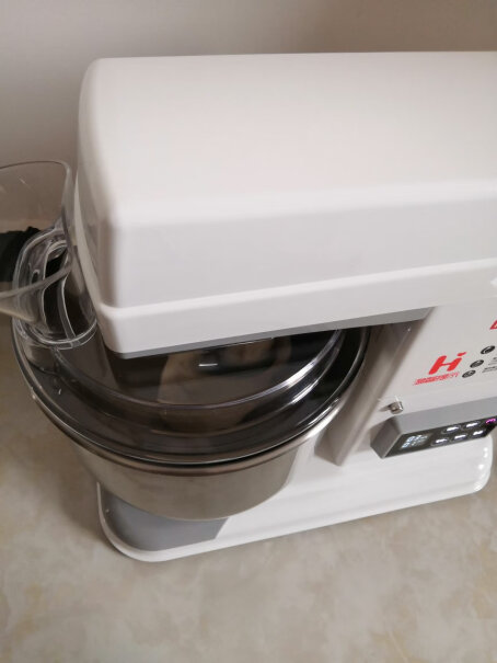 海氏厨师机家用和面机商用多功能鲜奶揉面机全自动M6配几个桶？