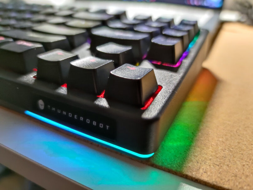 雷神有线游戏机械键盘红轴KG3089R幻彩版红轴按键硬么 按下去手指累不累的？