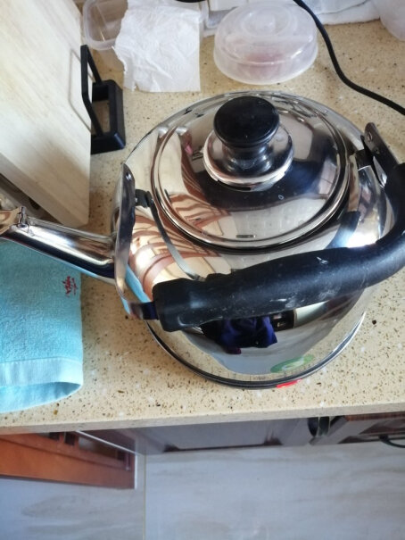 华生电水壶电热水壶食品级不锈钢烧水壶5L加热管在壶里还是壶外？