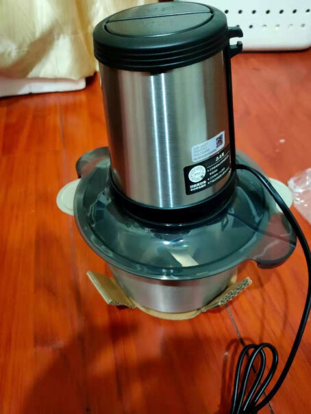 九阳捣蒜器家用电动多功能料理机搅拌切菜绞馅S2-LF150你们买的有黑色的减震垫吗，套玻璃杯子下面的。