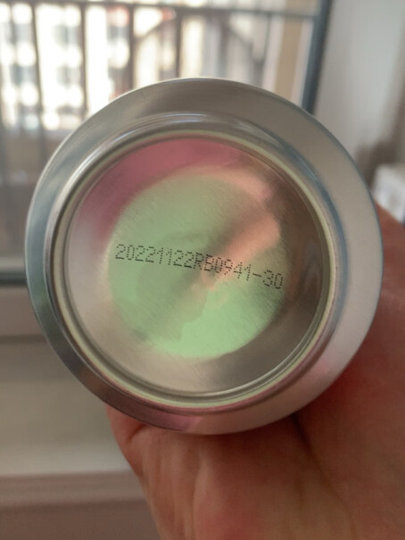 255ml*24听整箱装整箱啤酒打开，易拉罐上的生产条码为什么和外包装上的条码不一致？