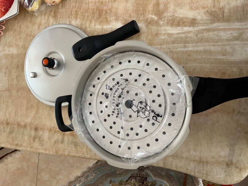 苏泊尔铝合金高压锅6.0L带蒸格YL229H2第一次煮水锅会变黑吗？