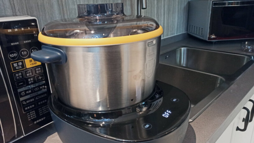 美的和面机揉面机厨师机全自动低噪多功能家用智能活面搅面机水要自己加吗还是自动加？