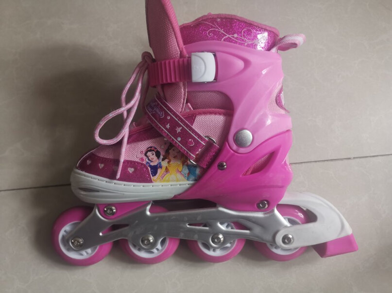 芭比轮滑鞋儿童溜冰鞋全套装滑冰鞋男女可调全闪光轮旱冰鞋滑冰鞋6岁的妹妹穿多大的？