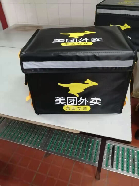 外卖箱加厚外卖保温箱子请问这个箱子的尺寸可以放到电动车踏板上么？