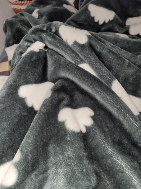 北极绒毛毯拉舍尔毯子四季通用双层盖毯午睡空调毯晚上开空调盖合适吗？