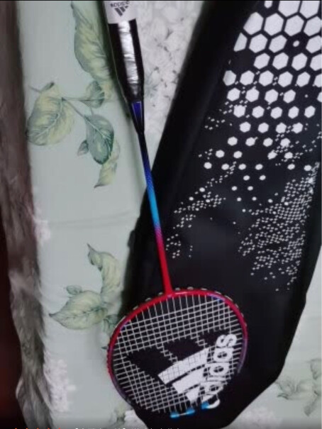 阿迪达斯adidas羽毛球拍单拍单拍买的话是全碳素的吗？